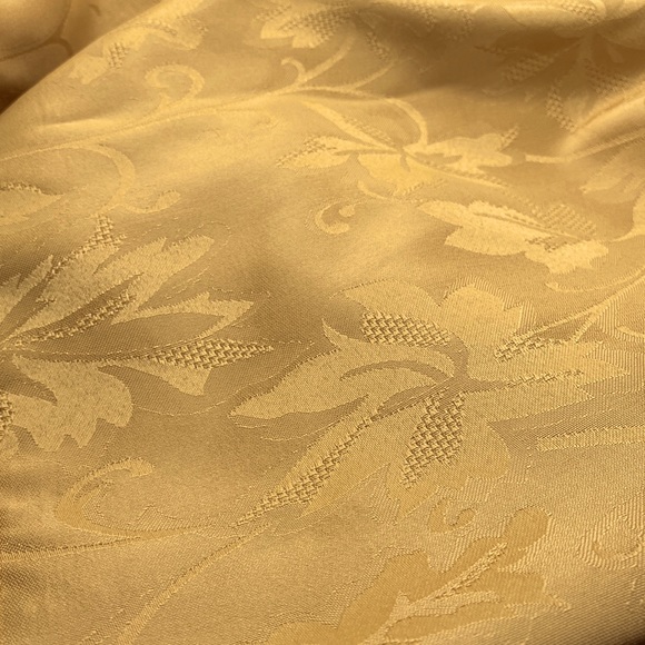 No-Iron, No-Stain Table Cloth - Picture 4 of 5